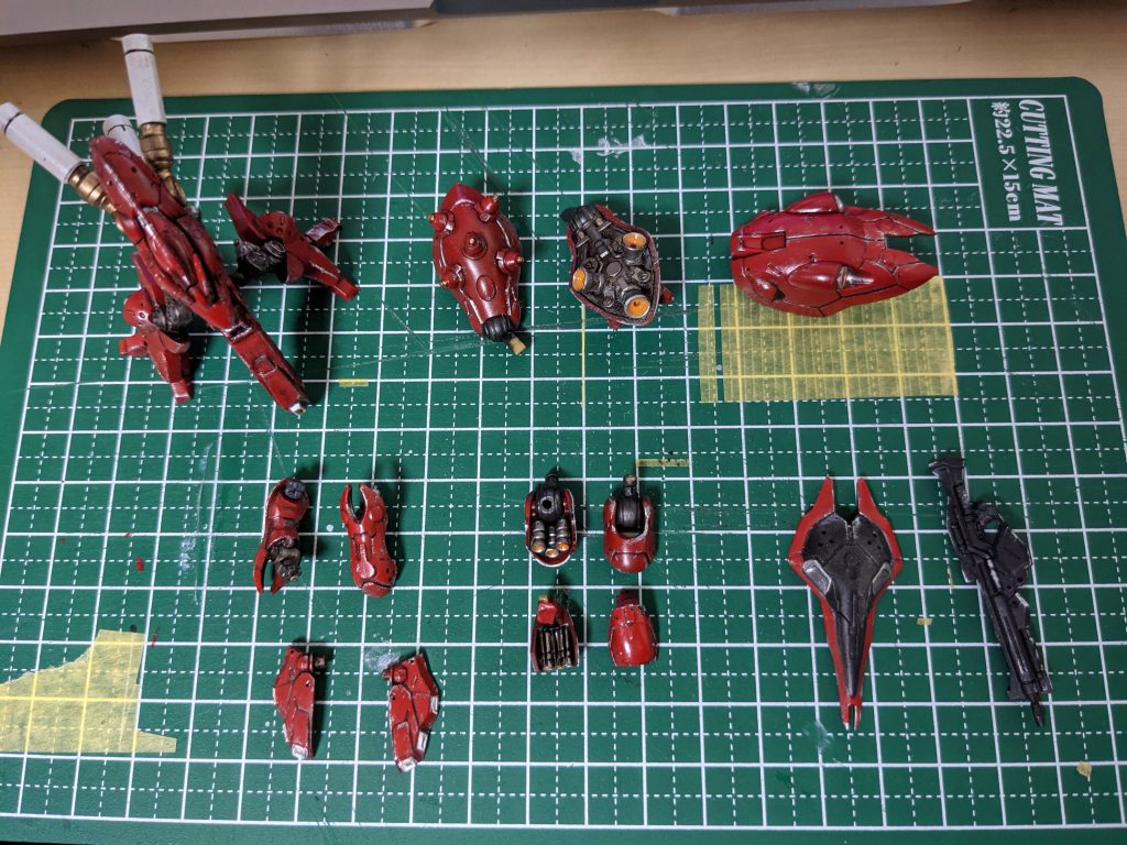 塗装後、組み立て前に記念写真。Mr.ウェザリングカラーを初めて使ったけど、なんかこう、すごくよかった。プラモ作りがうまくなった気分。エナメル塗料のシルバーでドライブラシにも挑戦。こっちは他の人の動画で見るよりも加減が難しいと感じました。