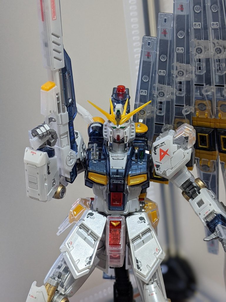 市販のコーションデカール貼付後、つやありクリアをスプレーしました。