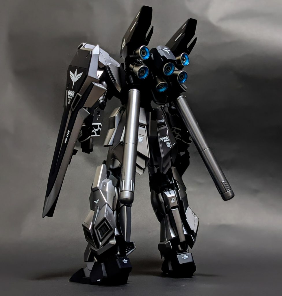 バーニア内側のブルーが唯一のアクセントになります。