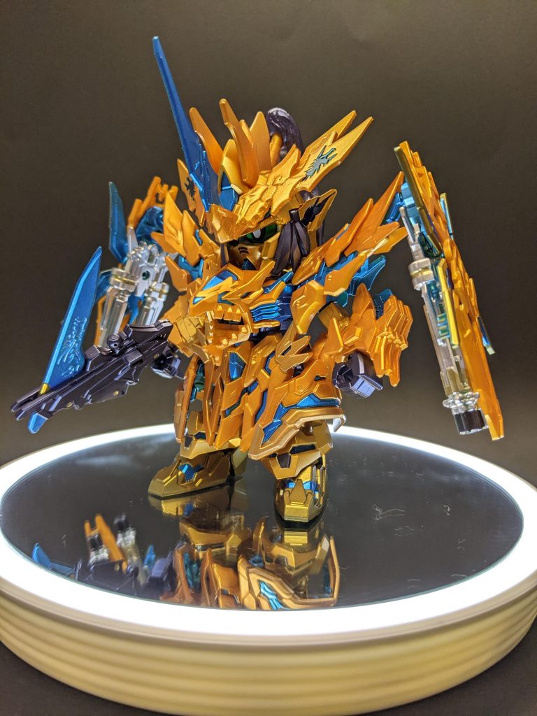 シールドファンネルに組み込まれているダブルガントリングはクリアパーツからシルバー、ゴールド、ガンメタで武器っぽく変更。