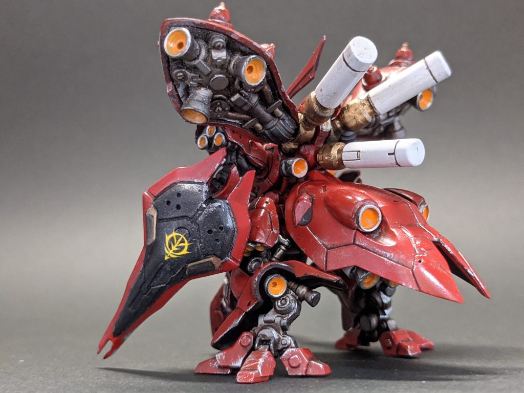 バーニアのオレンジは筆塗り。こんな小さい範囲なのに均一に塗るのが難しい。先に塗ってマスキングした方がよさそう。感想など試してみたいことが色々あって、やりたいこと優先で作業していたので先にこっちやっておくべきだった...っていうのが多かった。盾にデカール貼るなら、この部分埋めて平らにしておくべきとか。完成に必要な手順を整理して製作する、っていうのが課題だと感じました。でも総じて楽しかった。ガンダムアーティファクト、次のシリーズあるならノイエジールとかシャンブロとか、でかくてごついのが欲しいですね。