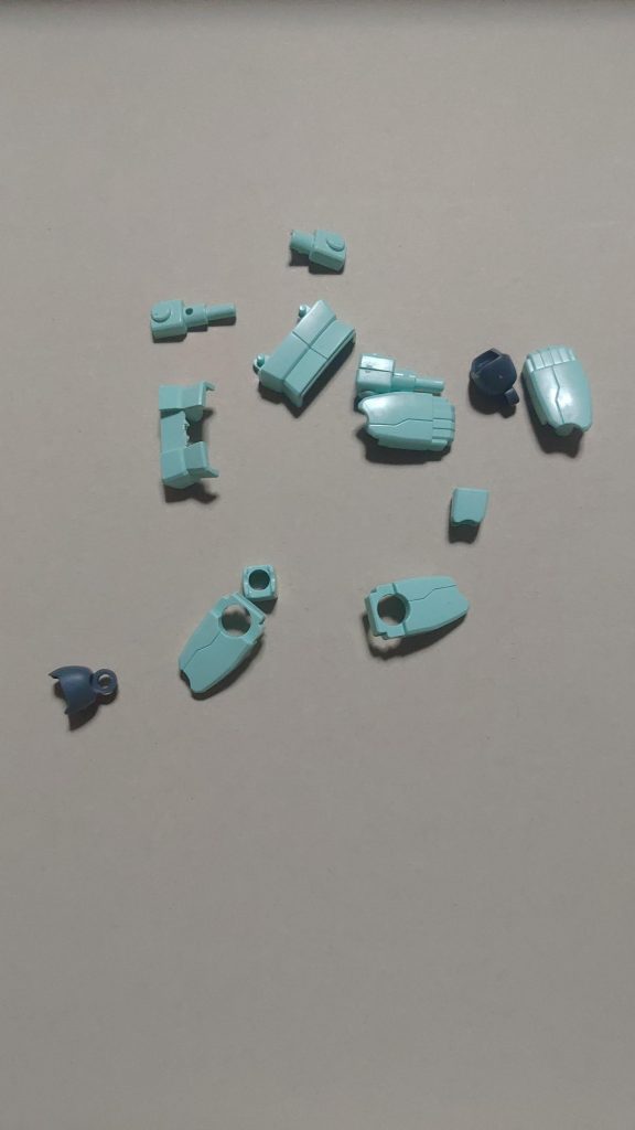 最初は単純にクロスシルエットのパーツを足して手っ取り早く作るつもりだったけど、部品取りに使ったHGUCジムの残りパーツが合いそうだったので、ジムのパーツと合わせることにしました。