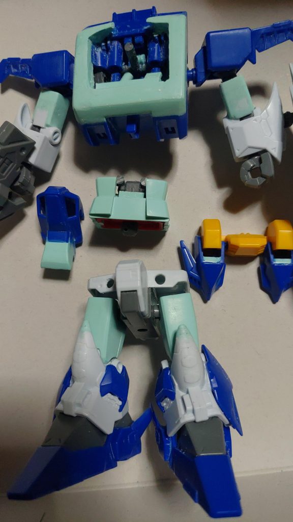 水色の部分がSDCS化の改造点です。ジムのパーツ以外の水色は、ジムのランナーを芯にして大体の形にして、溶かしランナーをパテ変わりにしてます。初挑戦だったけど、パテやプラ板を使わなくてもなんとかなるもんだね。