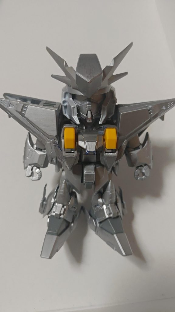 白塗装の下地にミスターカラーの8番銀が良い。ってのをYouTubeの吉本プラモデル部の動画で見たのをやってみることに。マスキングをしたら、白が剥げて下地の銀が出てきたので慌てることにw