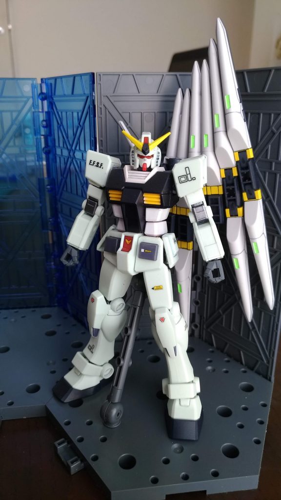 正面、素立ち。