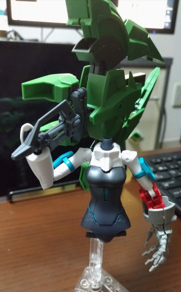 製作工程最初のイメージ。ジオニックソードを片手で担げることに驚く左手は30mmシリーズのキットから。未改造でつながったことでまた驚く