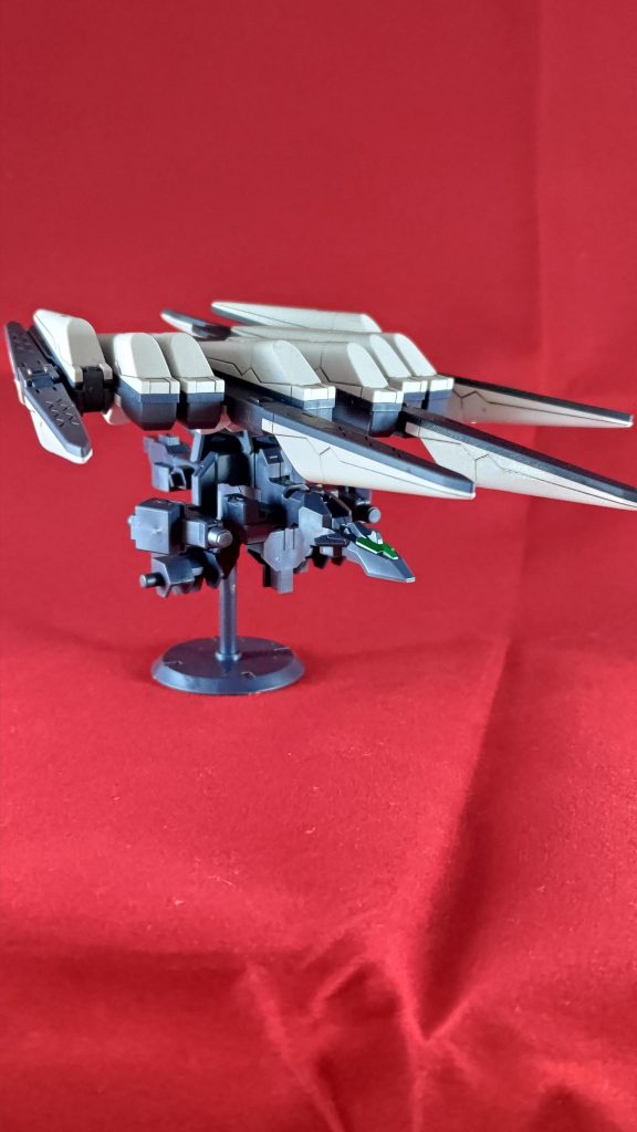 アーマーフレームにアーマー装着状態で写真撮るの忘れたのでバックパックのみ取り付けフィンファンネルが翼みたいな感じになります。