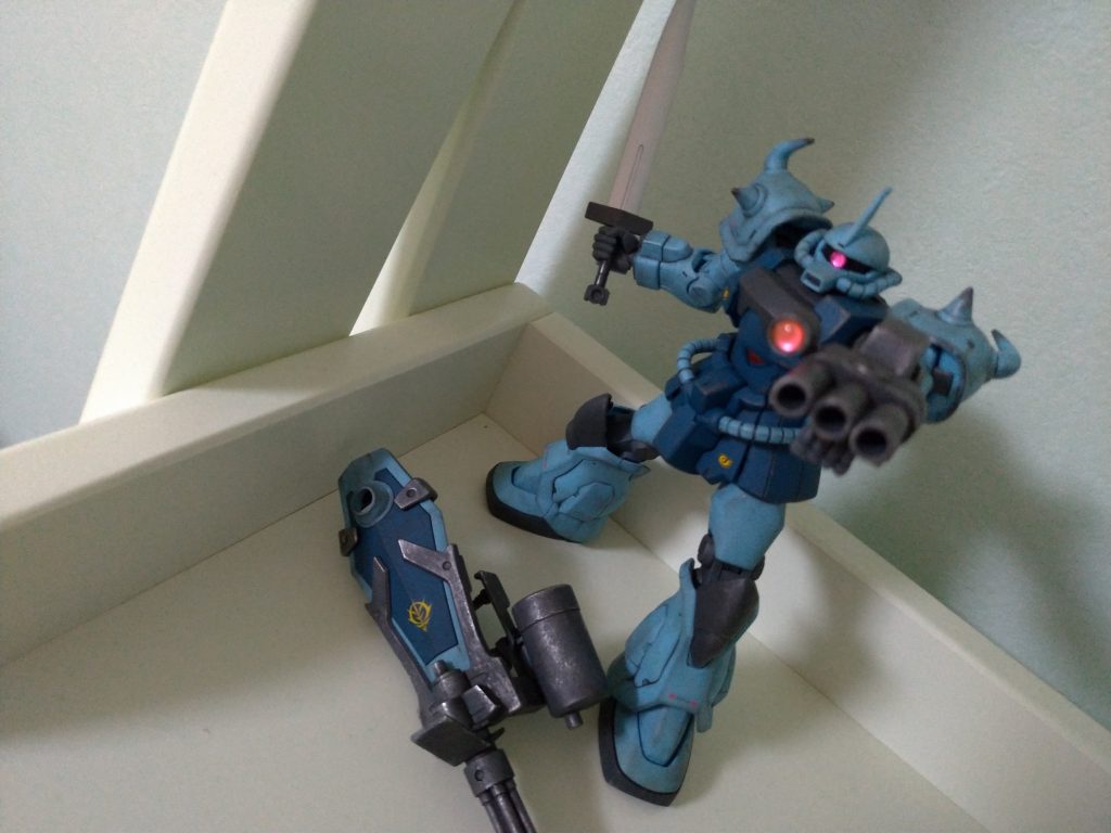 08小隊見たことないけどグフカスタムに惚れたぜぃ！シールドマシンガンがメカすぎて好き！色も綺麗な水色だったけど容赦なく汚してみたwデカールは水転写でワンポイントのみ。HGUC グフカスタム：スミ入れ、つや消し、ウェザリング、部分塗装、ドライブラシ、Hアイズは裏にシルバー塗って、モノアイはキラキラシール