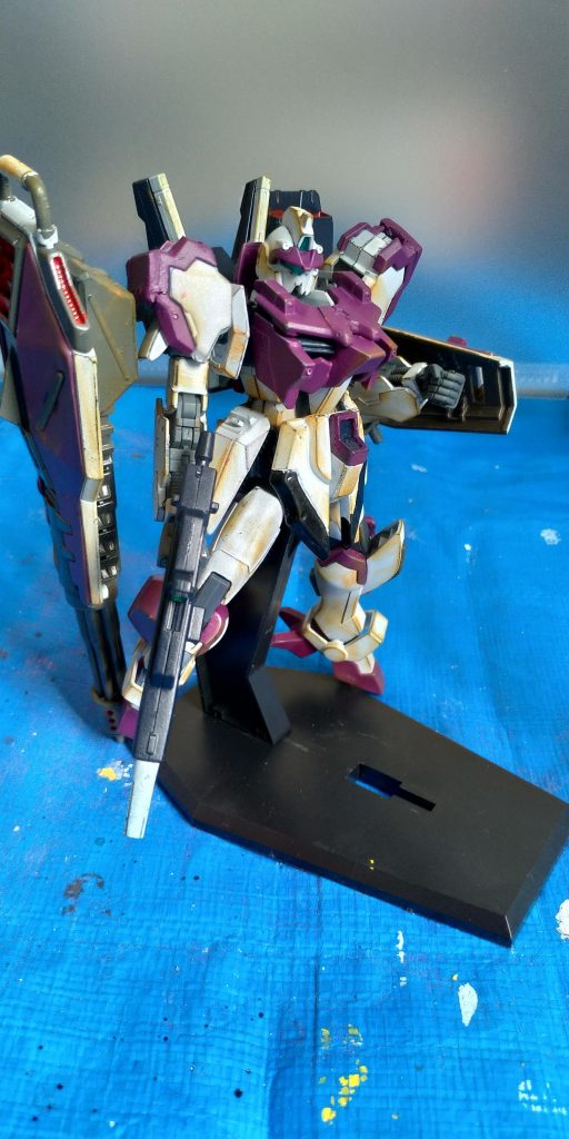 いつもは塗装する時、面倒くさいのでサフを吹かないのですが、今回は黒サフ→塗装→やすりでエッジを微妙に削って、黒サフを出す→トップコート→ウェザリングの工程で作ってみました。塗装がはがれた感じになったらどんな感じの仕上がりになるかなーというのを見てみたかったので上記工程でやってみました。