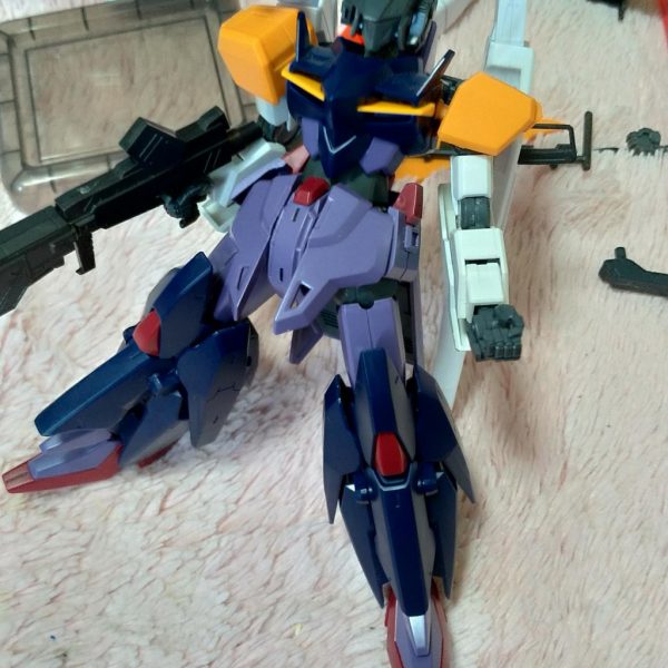 組立済みのガンプラが安く売ってあったので適当にミキシングしました。ゼルドザームのアンシンメトリーがあまり好きじゃないけど、ドッシリとした体型は好きなので、両腕を別パーツに変えて、武装はシルエットガンダムから引っ張って来ました。ヴェスバーの発射体制を取りつつ、違和感なくバックパックを作るのにジョイントパーツを駆使しまくりました…。流石に旧キットはモナカが目立つので合わせ目消しはやはらないといけないですねー。ほとんどやったこと無いので頑張ります…。（2枚目）