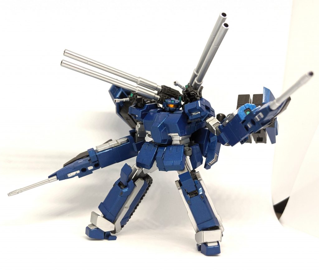 腕部ビームキャノン「小型ながら従来機が装備するビームライフルとほぼ同等の威力を発揮出来る武装。連射性を重視したマシンガンモード、センサースコープを展開し最大出力で射撃するキャノンモードの2タイプで使い分けが可能。」