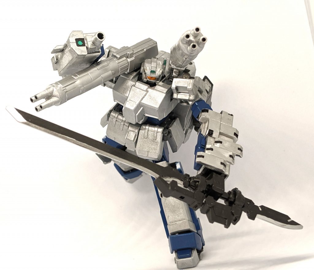 ヒートブレード「本機専用に用意された近接兵装であり、主に左腕部に取り付けられたサブアームに装備し運用する、ビームサーベルの様な出力が大きい物を運用出来ない事を想定し設計されている。運用が難しい武装であるも、使いこなせれば現行のビームサーベルと同等の威力を発揮する。」