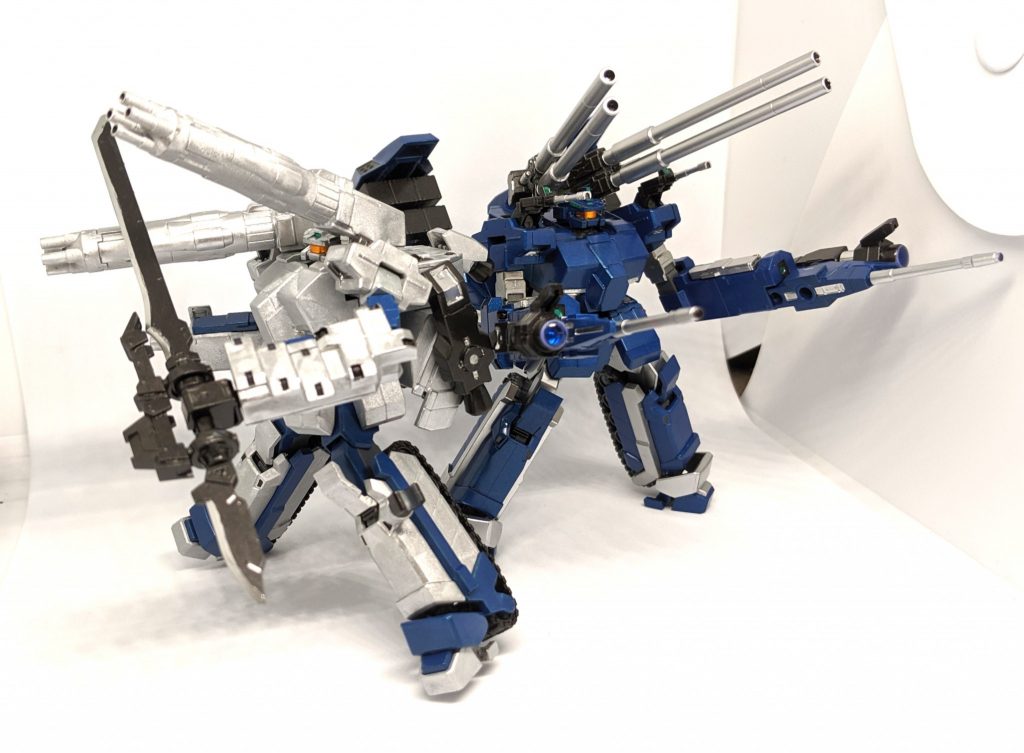 以上、青白ノ使い魔でした。初版時に作ったのを思い出し、いつかは改造して作ってみたいと思っていたので夢中になって製作出来ました。キット自体は良く出来ていると思いましたが、脚関節部などがやや脆いと思ったので、組む際には慎重に作るのをオススメします。