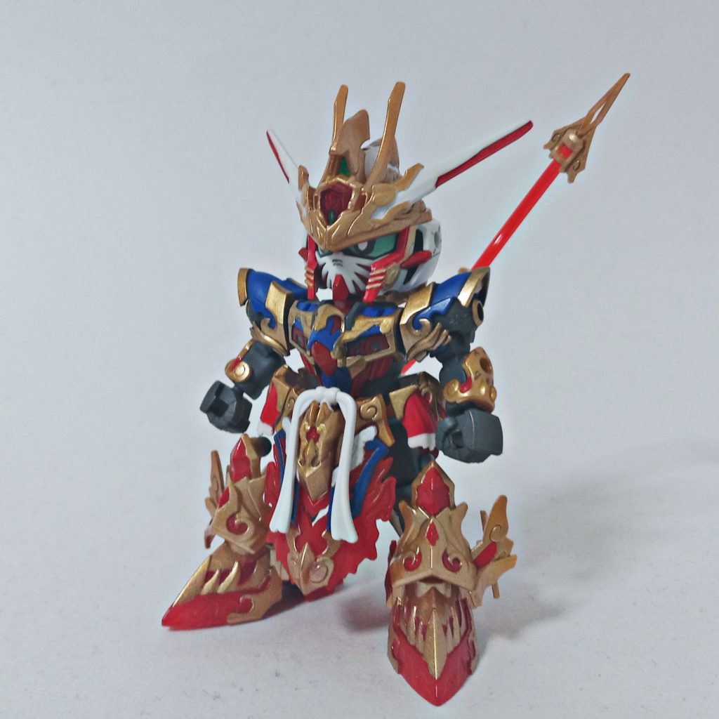 正面特に改修もなくストレートに作っています。頭と肩の合わせ目消しにも挑戦してみました。目はシールではなく、自作です。コピー用紙に印刷して、裏にセロテープで補強して挟んでいるだけなので、目線を変えることもできます。