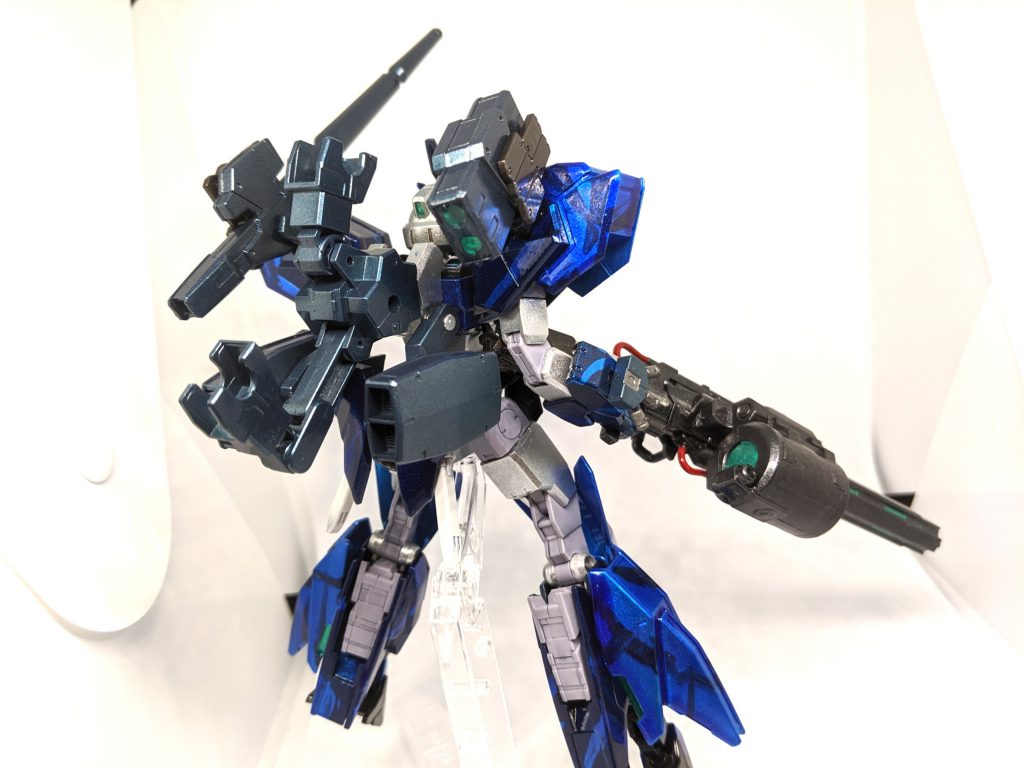 また、バックパックに取り付ける特殊ユニットも製作、これを装備させる事で真の姿へ…