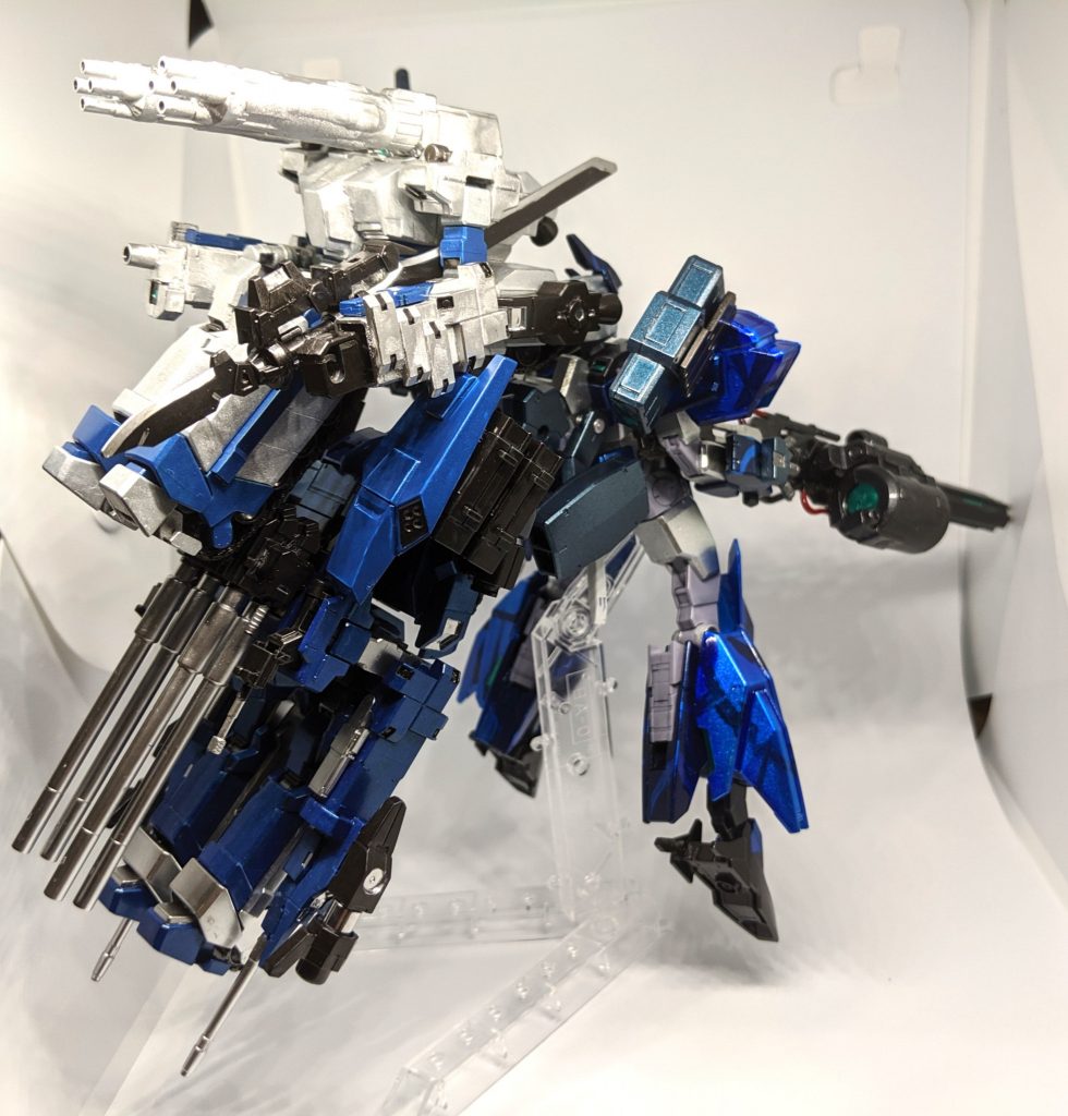 マジェスティ・アーデル（青白ノ使い魔搭載）「プラネッツシステムの非搭載など性能が劣る面がある中、独自に開発されたコントロールシステム「使い魔ノ舞」により本機とリンクした無人のMSを制御可能となっている、同時にネプテイトユニットがベースなのは通信性能に特化した結果である。その中でバックパックのユニットとドッキングする事で運搬可能になる、「青白ノ使い魔」（セイビャクノファミリア）は本機体を護衛する為のビットMSとなっている。」前回製作したロトのカスタムモデルを半ば無理やりながら搭載可能にしてみました。