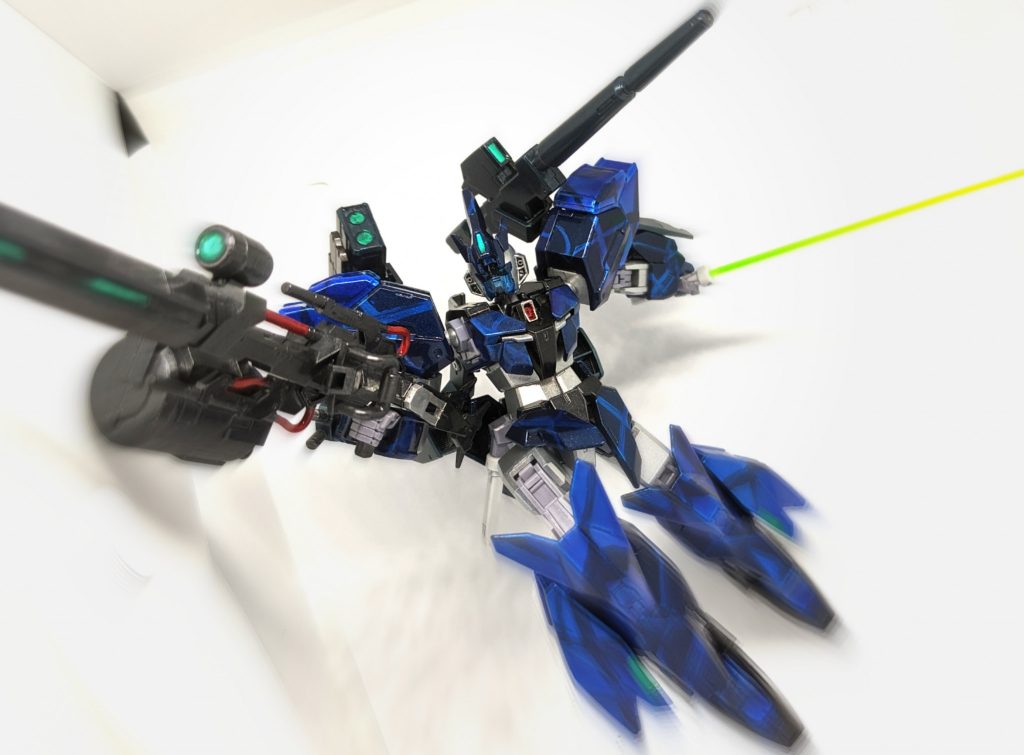 アドヴェントMk-Ⅶ「本機専用に開発した大型ガトリングガン、ゲルググMの使用するMNG-110ビームライフルを参考に、ブルーフレームセカンドLが装備するタクティカル・アームズに搭載された90mmガトリング砲の特性も持たせた武装、素早い連射性能による高火力、実弾及びビームへ任意に切り替えて使用可能な機構、接近戦にも対応可能な程の軽量構造と高性能な武装となっている。」ガトリングガンは他キットのパーツを組み合わせて自作しました。