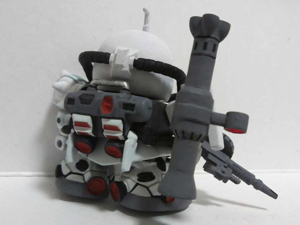 シールドに武器をマウントできるパーツを自作しました。足のバーニアは市販パーツをつけて大きめにしています。