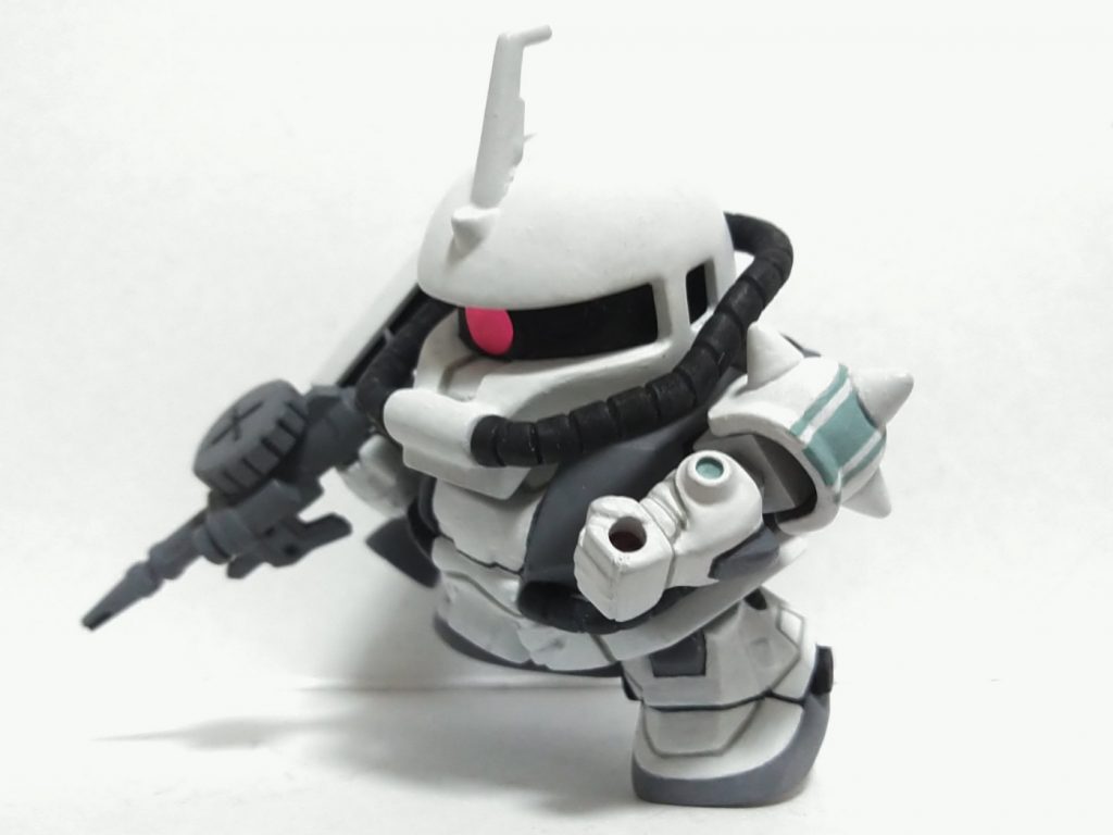 マシンガンはマイクロウォーズから持ってきて少し加工して合わせています。スパイクアーマーのラインは筆で手描きしました。