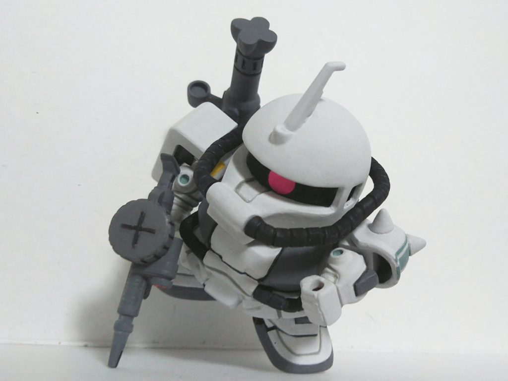 右肩と腰にディテールを足して設定に近づけています。塗装は水性塗料筆塗り。メインの白色はアクリルガッシュです。