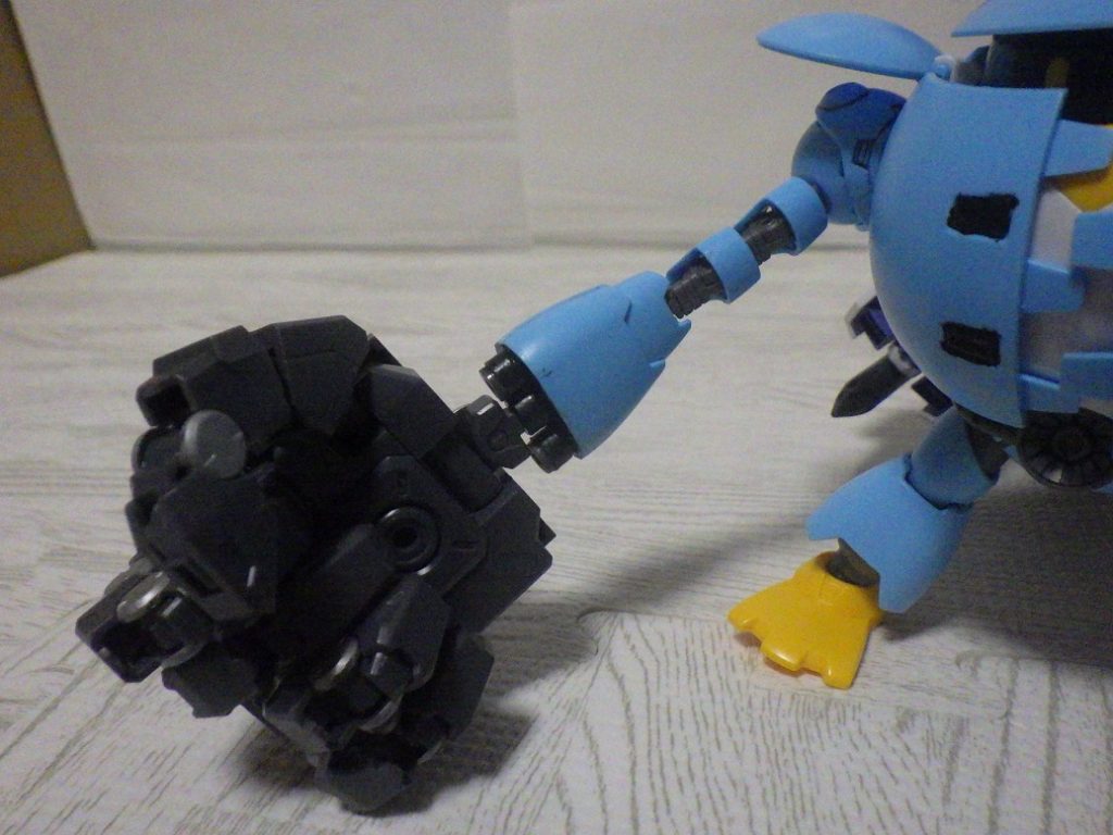 腕をビルドファイターズシリーズのパーツをくっつけた後に周りをパテで埋めました。