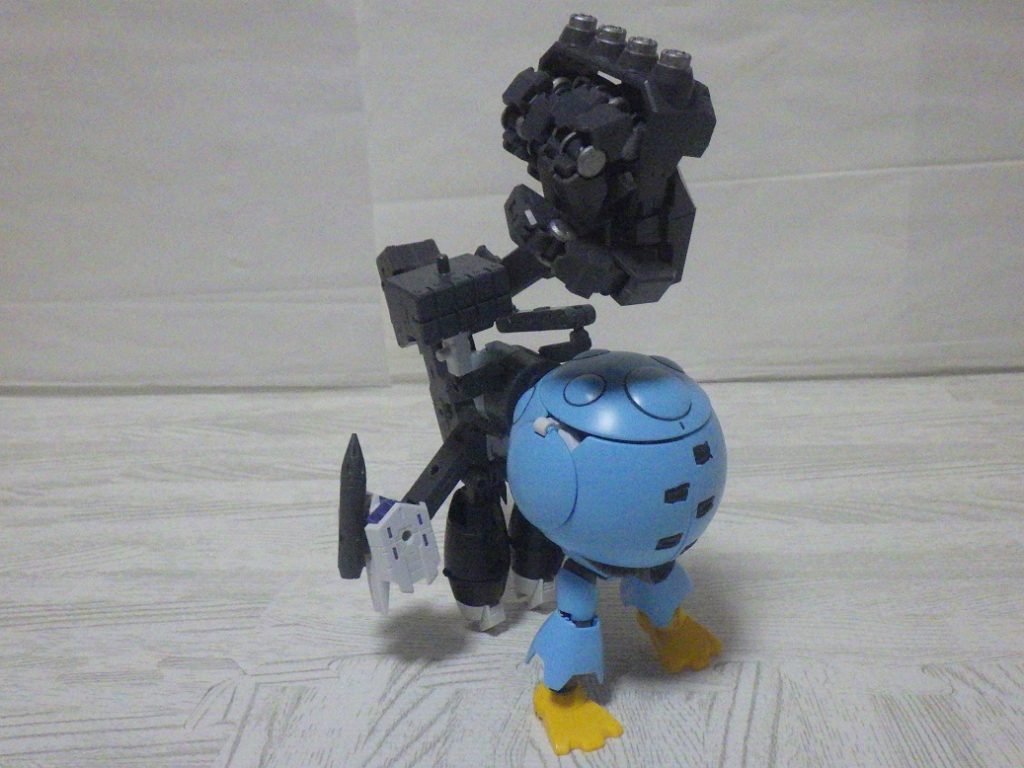 MA（巡航）形態も考慮し、右腕はハンマーにくっつけました。