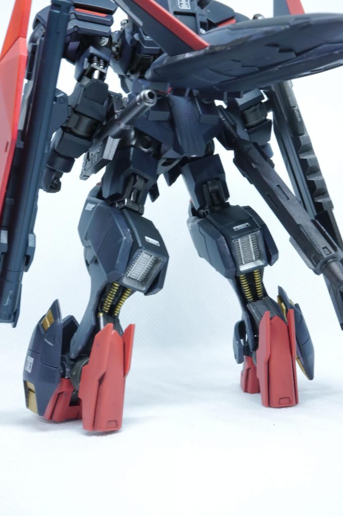 スラスターとその下のパイプも頑張って塗った。