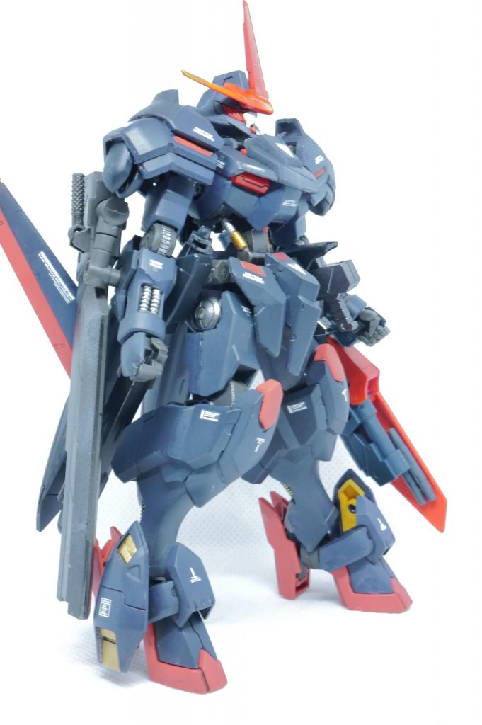 足首の所のスラスター?みたいなのの裏側、色塗ったりパテで埋めたりした方が良かったですかね?と思ったんですが、心の中の土井先生が「説明書の作例見てみてください。説明書でもね、そのまんまです」と仰るのでそのまんまです。