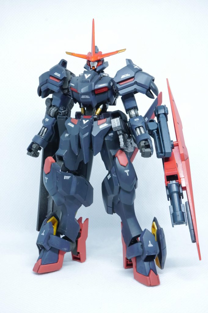 付属のクラブシールドがどうにも気に入らなかったのですが、心の中の土井先生が「代わりにその辺に転がっとるパーツを3㎜穴にぶち込んだらええんですわ。最近のはね、加工なんてせんでも嵌りますからね」と仰るので、以前作ったゼルトザームのシールドバインダーとガンダムアスタロトのデモリッションナイフを装備してみました。前腕のポリ穴が便利です。