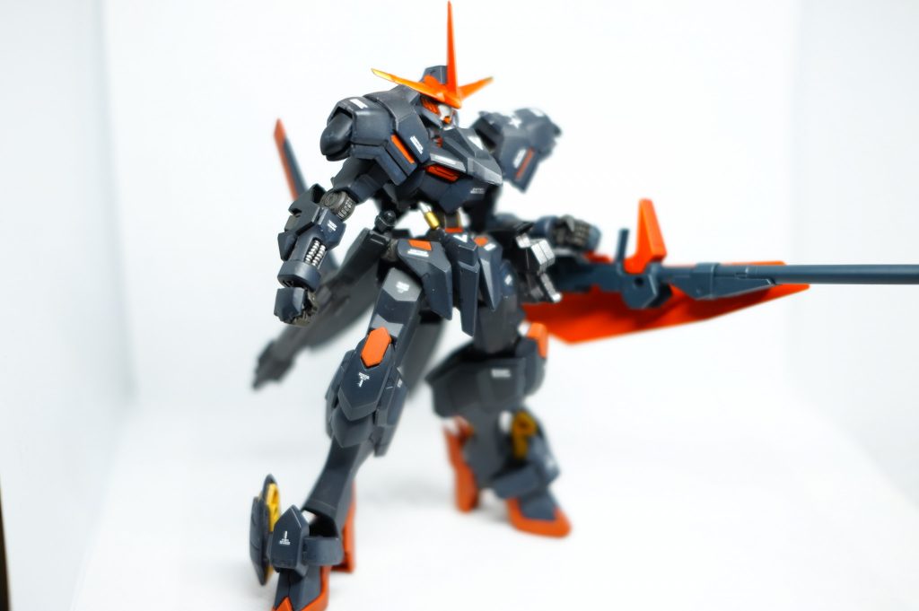 ゼルトザームのシールドバインダー展開。グリップが掴めないのですが、土井先生が「絶対掴めなあかんという決まりはありません。気になるんなら写真をボカしといたらよろし」と仰るので(以下略)結果的に、色のチョイスは今まで作った中でも一番気に入っています。今回の反省点としては、・センス良く見えるデカールの貼り方を誰か教えてくれ!というところでしょうか(土井先生は料理研究家なのでそこまでは教えてくれません)。