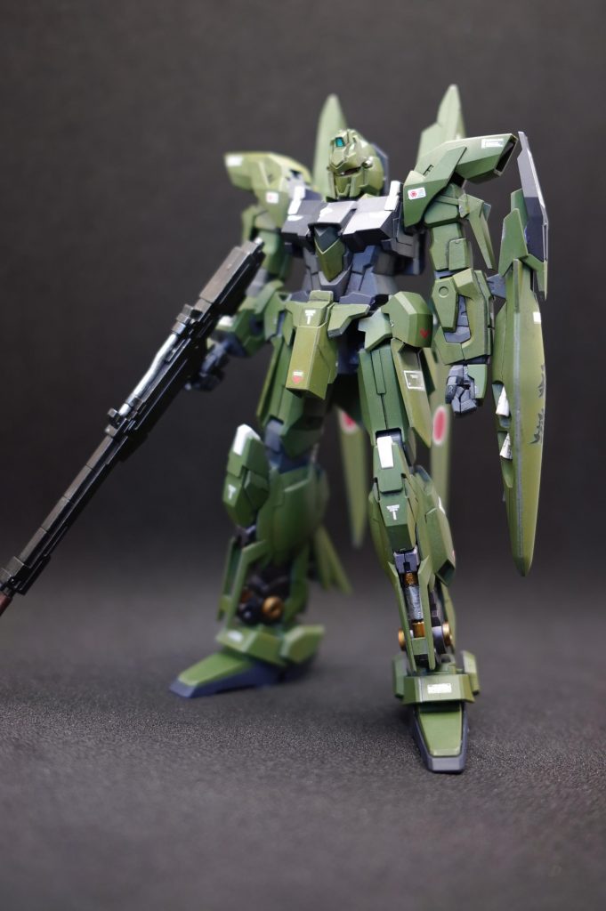 量産したはいいものの使い道がなく倉庫の肥やしになっていたデルタプラスですが、極東の島国の警備部隊にちょうど空きが出たため、重力圏仕様の個体がエース用にチューンされて配備されることに。とはいえあまり交戦機会もなく、たまにデモンストレーションでお披露目される程度だったとか。ていうかもう10年前のキットなんですね……。スタイルは非常にいいですが、ポージングの自由度は今のガンプラより劣ります。特に首回り。