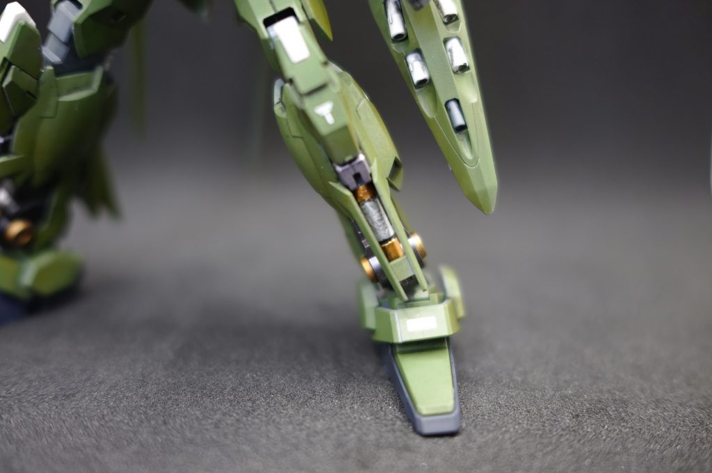 ちなみに生まれて初めて合わせ目を消しました。脛のパイプの所だけですが……