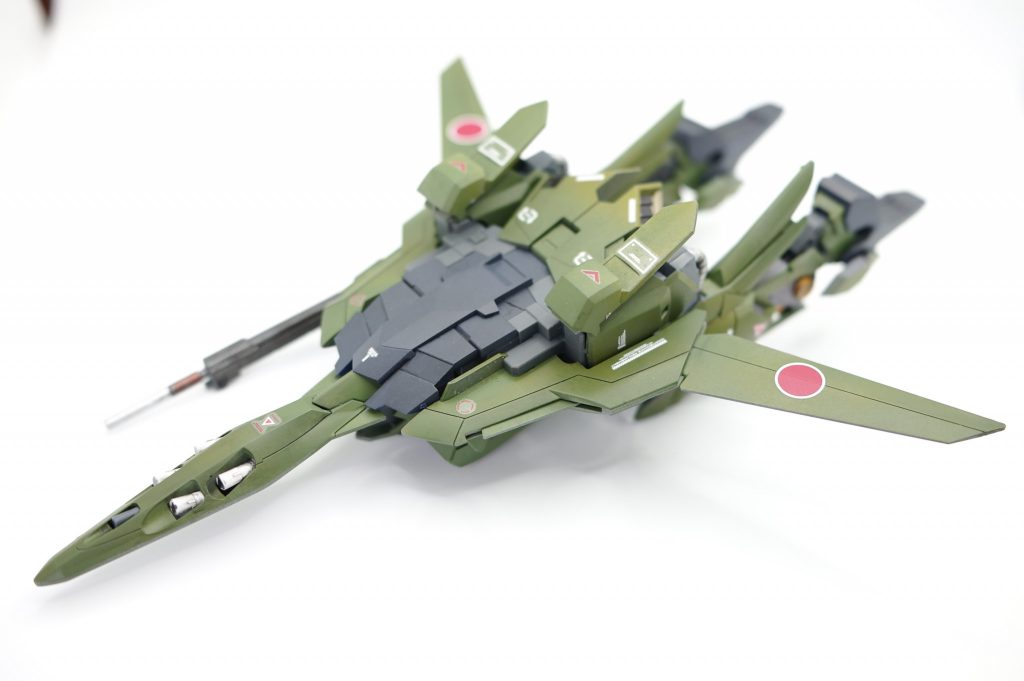 ウェイブライダーモード。しょうがないことだけど差し替え変形はとても面倒臭いですね。差し替えパーツにも同じ場所にデカール貼らないといけないし……