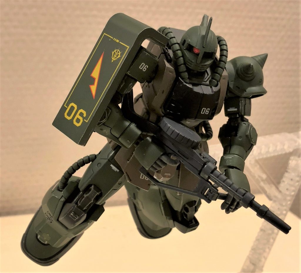 カラーリングはオリジンザクのノーマル色にしようと思ったのですが、イマイチ似合わなそうなのでリアルタイプカラー風にしてみました。HGUCのリアルタイプザクキットを入手し、シールドの特徴的なデカールを貼りました。このデカールの為にシールドを二つ用意し、一つはマウント穴を埋めてこのデカールを貼っています。