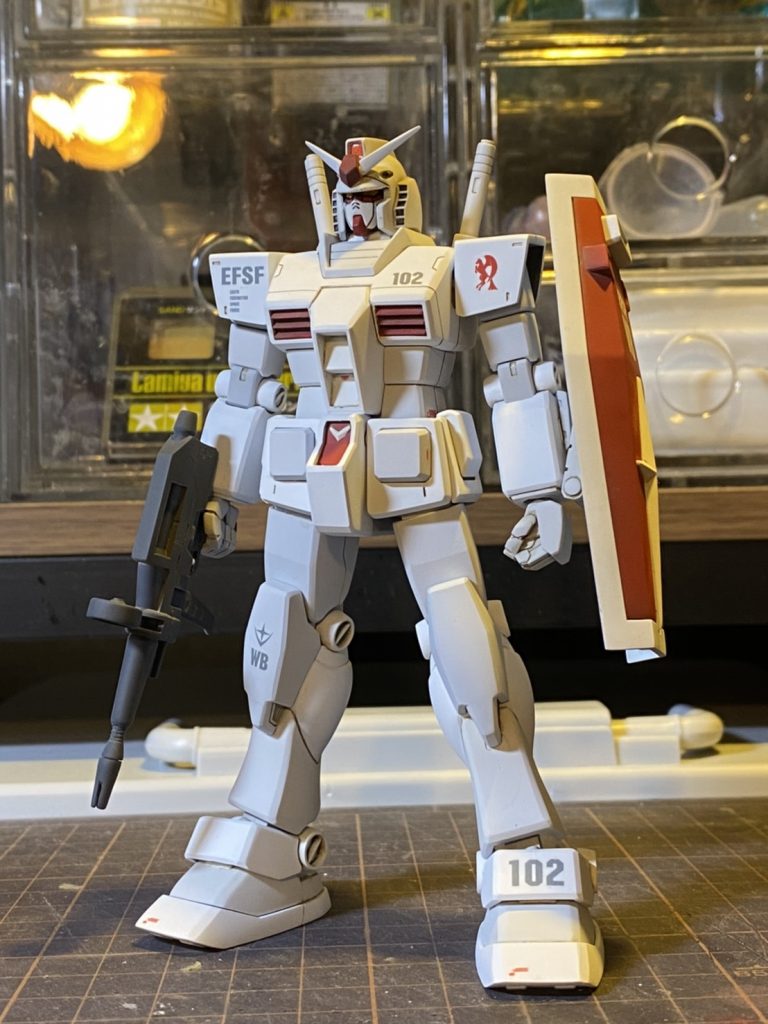 HGUC021ガンダム、初回発売時に組んで接着までしてあったものをようやく完成させました！(20年前…お待たせ…)左手首をビルドハンズに換えたくらいで、ほぼ素組みです。やっぱり君が好き。胸にだけスジボリしてみました。ここが締まるとだいぶ良い気がするのです。