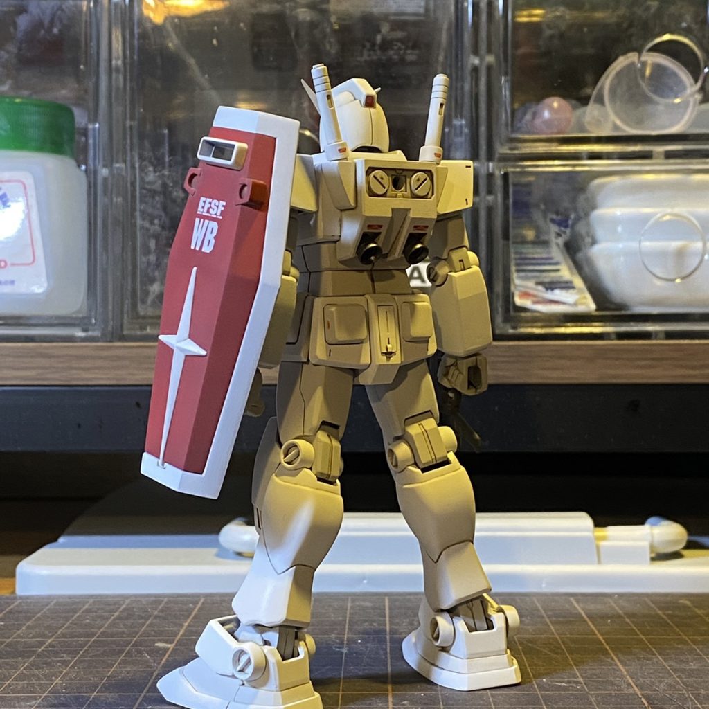 ロールアウトカラーのようですが、脳内設定ではあくまでアムロ機。お馴染みのトリコロールは、連邦軍による子供向け戦後教育テレビまんが「機動戦士ガンダム」内の玩具的カラーリングで、本当は地味な真っ白だった…という脳内設定です笑。後のユニコーンガンダムが真っ白なのもこいつにあやかって…というような。これならどっからどう見ても白い悪魔でしょ。