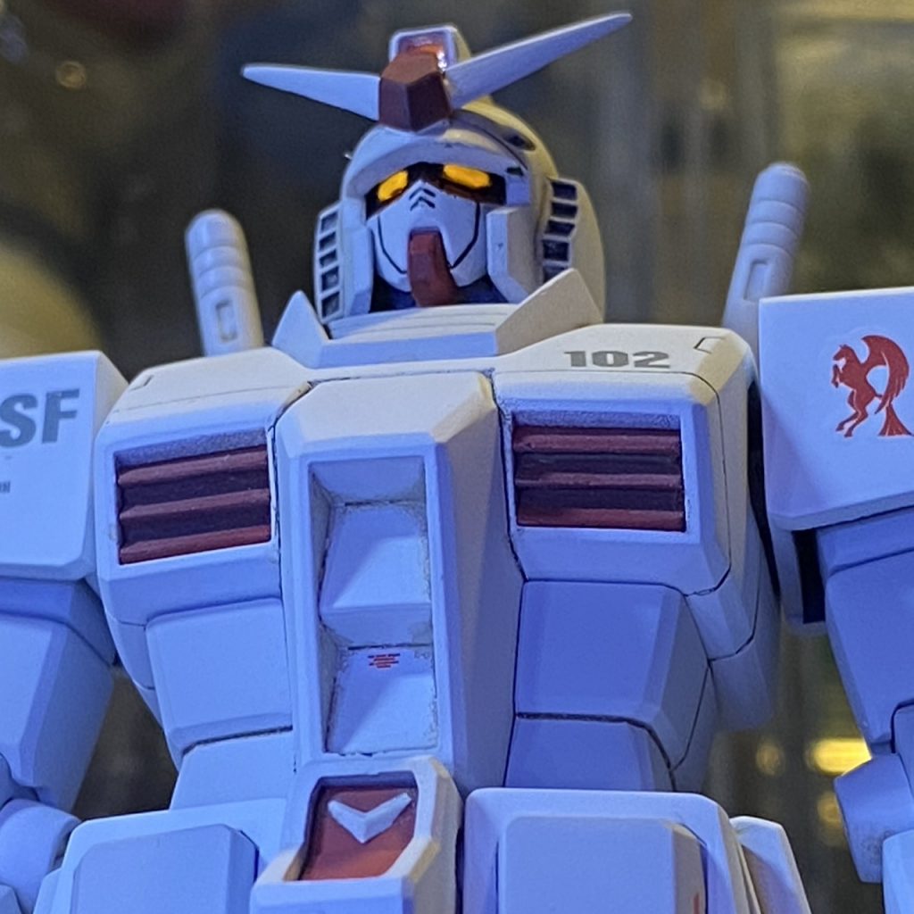 デコと後頭部のカメラ、ツインアイはブラックライトで光ります。ありがとうございました。デカールワークが難しい…。