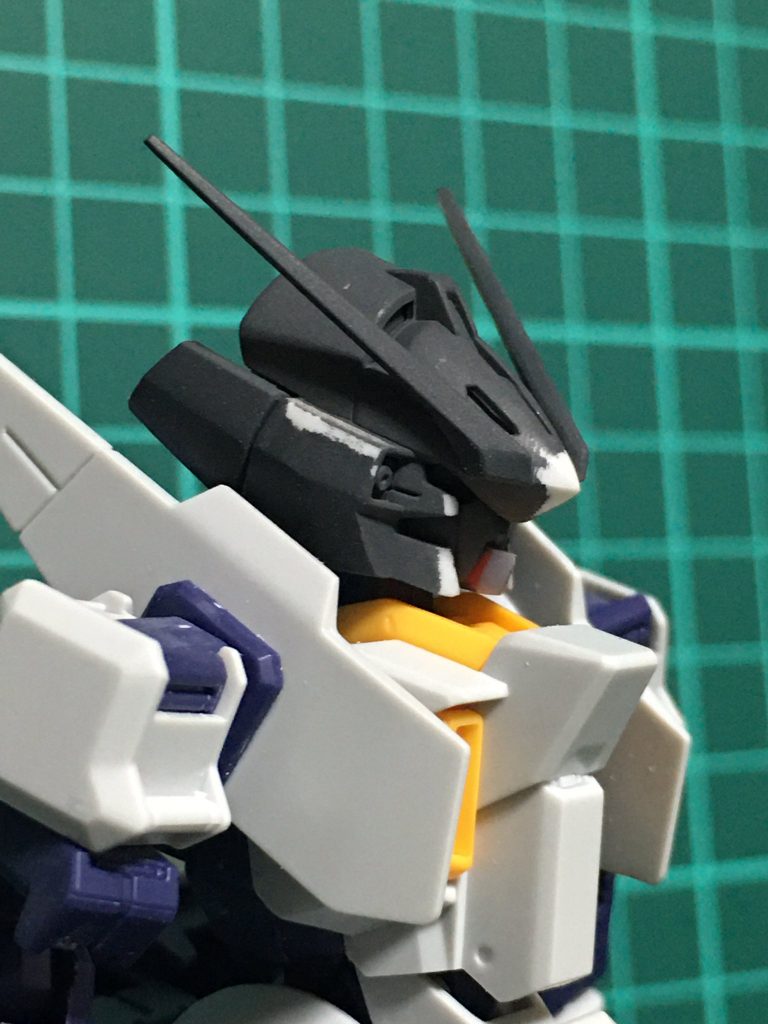 額や顎を尖らせています。アンテナは折れるのが怖くてほどほどに