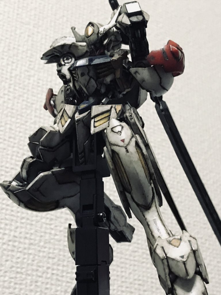 ジャンプ斬り!大きく跳躍し、敵機を両断! もしくは叩き潰せ、バルバトスルプス!!