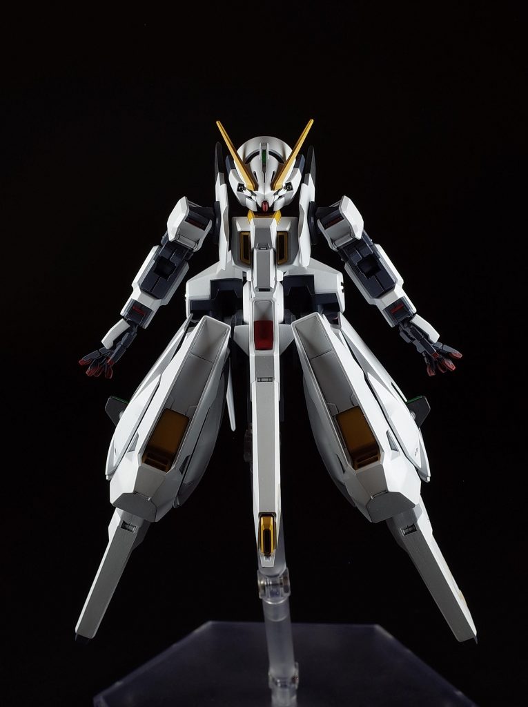 正面胴腕脚どこも他のガンダムにない独特の形状をしています。変形合体考慮してか関節に細かいパーツが多く動かして遊ぶのは怖い印象。