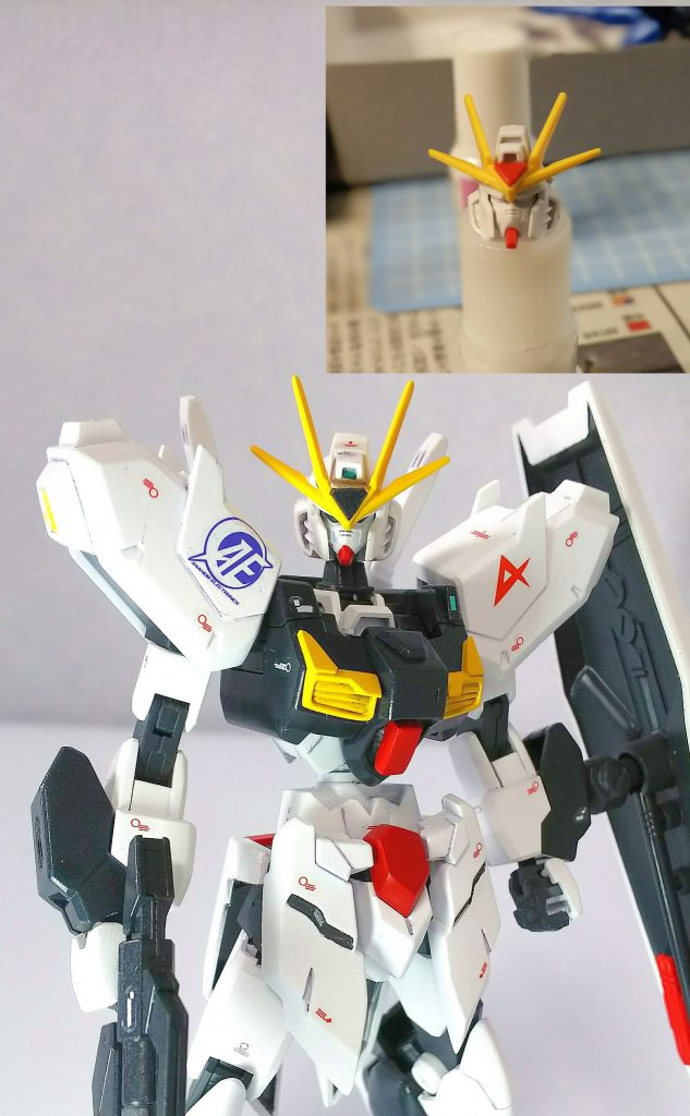 最も改造工数が掛かったのが頭部でした。右上が素組み画像で、下記の改修を行いましたがかなりの美容整形手術でした・・・上段トサカの削り落とし・アンテナ取付位置1㎜下へ変更・ヘルメット前後幅を貼り合わせ部で 1.5㎜幅増し・フェイス部下端を削り小顔化・赤い顎部は削り落としエポパテで造形・ヘルメット下端を1㎜削りこみ