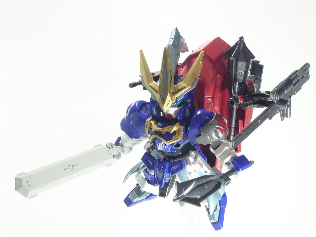 樊城の戦いにおいて関羽に屈することなく、最後の一人になっても戦い抜くことを選んだ龐徳の忠誠心を大量の武装を積み込む方針として形にしました。創傑伝の雰囲気に合わせるなら、「安全に撤退させるための追加兵装」がしっくりくるでしょうか。追加武装を運ぶ輸送戦力であり、その武装を使って戦況を覆せれば良し、難しくても身を守れる武装とともに撤退するための機動力として使い回すコンセプトです。棺なんて背負ってきた龐徳ですが、忠誠の証というより個人的には死に急いでいるような感じがしたので、生きて帰るための武装としてリファインした感じです。