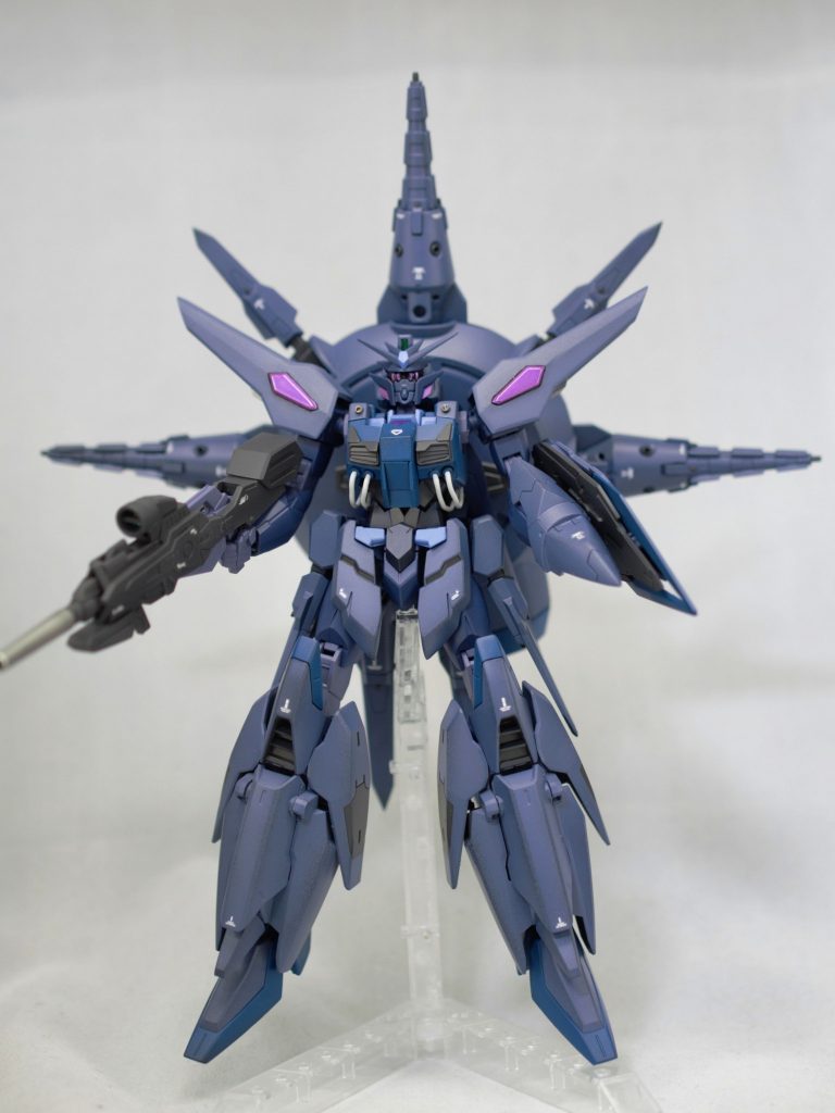 前面頭部はフェイクνガンダムのものにプロヴィデンスのアンテナ周りを移植胸部もフェイクνのものを形状変更し動力パイプを通しました脚はゼルトザームから流用しプロヴィデンスっぽいディティールを追加