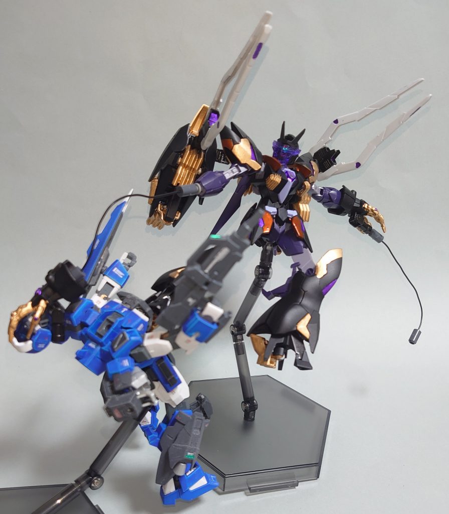 ククククク・・・ ・・・アハハハハッ!! これがガンダムの力か・・!最高だな・・!ガンプラってのは!さあ 弄んでやるよ文字通り・・       オモチャのようになぁっ!! ・・なんて自虐ネタ満載でハッスルするデシル兄さんが見てみたいです(笑)パーツ構成(※アルスコアガンダムは省略)【頭部】アルスアースリィガンダム、煌ギラーガ、夏候惇トールギスⅢ【胴体】アルスアースリィガンダム、MSGラジエートフィン【椀部】アルスアースリィガンダム、30mmシエルノヴァ指揮官用アーマー【脚部】アルスアースリィガンダム、煌ギラーガ【バックパック】曹操ウイングガンダム、ガンダムゼルトザーム、馬超ガンダムバルバトス、ガンダムL.O.ブースター、MSGラジエートフィン【ハイクロノスガン】パワードアームズパワーダー、30mmオプションパーツセット1、バインダーガン配色【黒部分】クレオス:艶消しホワイト【金部分】クレオス:GXレッドゴールド【オレンジ部分】タミヤ:メタリックオレンジ【紫部分】クレオス:GXメタルバイオレット【頭部:ヒトツメ部分】クレオス:GXメタルレッド【頭部:スリット目部分】クレオス:GXメタルグリーン【頭部:顎部分】クレオス:GXメタルブラック【銃口等】クレオス:メタルブラック 以下、おまけ