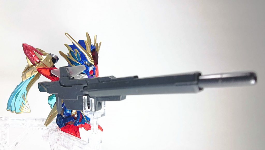 泰山の上で太陽に両手を掲げる夢を見て名前を改めた歴史から「太陽」をコンセプトに掲げ、趙雲のGNドライブをお借りしてきました。せっかく太陽炉ことGNドライブも積み込んでるんだし、その力を一身に受け一撃で敵を仕留めるスマートな戦闘力を持たせたい…と高出力兵装をイメージしたところ、ケルディムのライフルを力技で持たせる姿にたどり着きました。過去に作った軍師勢とは異なるアンバランスさを追求し、スケールの違う兵装を持たせてみても面白いかも、とチャレンジしてみました。雰囲気としては『境界線上のホライゾン』に登場する鹿角さんに近いです。細身の女性が身の丈程の砲台を操り、明らかにスケールの異なる航空艦を一撃で撃沈させるスマートさが非常にかっこよかったのでそれをガンプラに落とし込んでみたくてやってみました。ロマンありますよね!