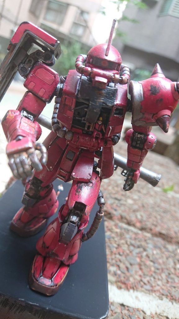 手勢向前，好像他在尋求幫助。