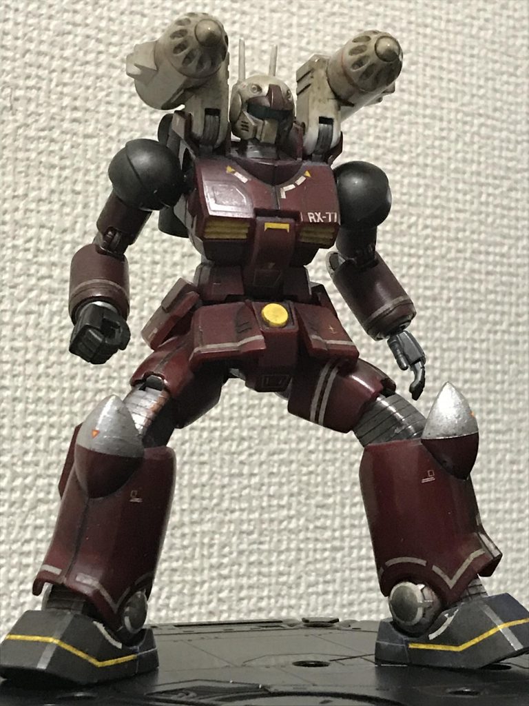 スプレーミサイルランチャー発射!!しっかりと腰を落として、両肩のミサイルランチャーを目標に向けて発射!
