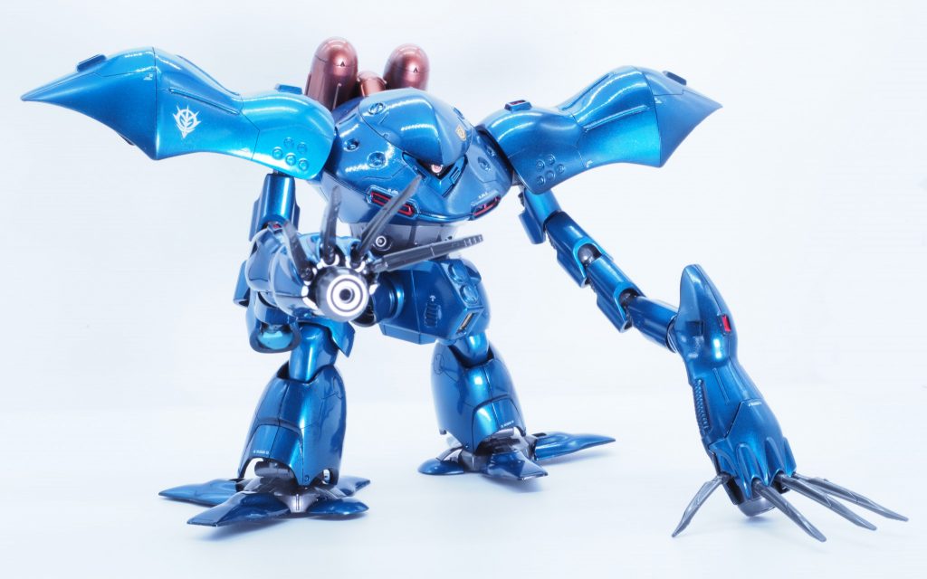 よくあるパッケージ絵風のショットです。スジボリ修行はじめました。修行の身でいきなり曲面主体のMSはきびしかったですね。たくさんミスしました。モノアイはHアイズに交換。次はモノアイ可動化に挑戦してみたいです。