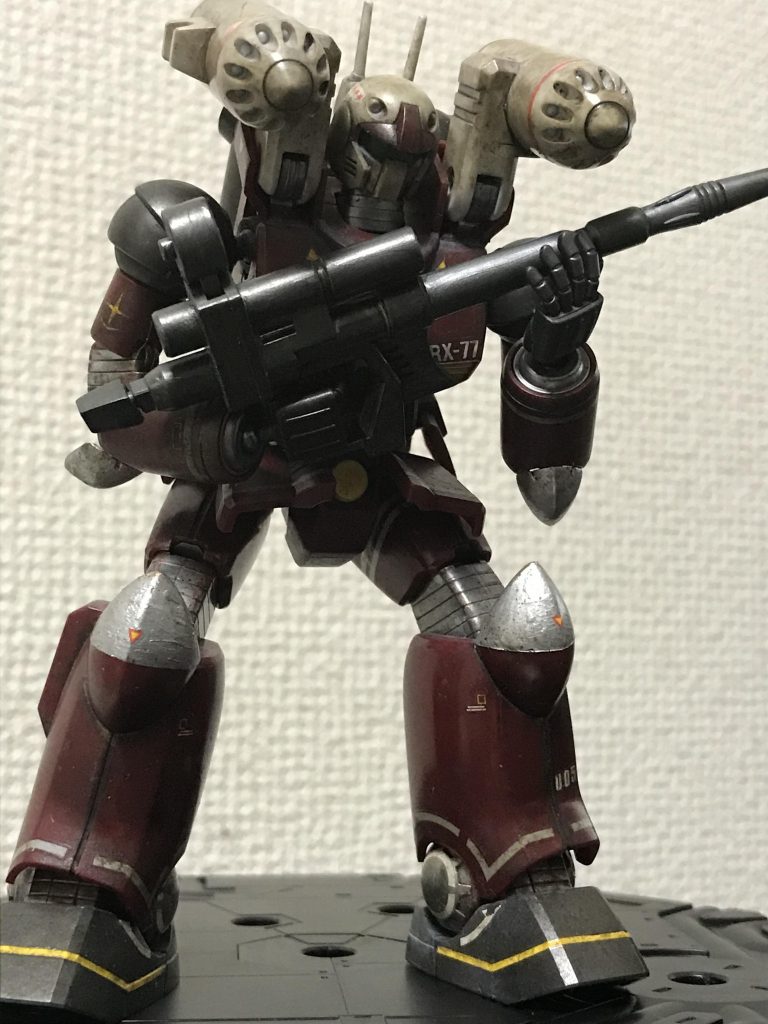 ガンキャノン発進!屈んでの発艦ポーズですビームライフルを添えるタイプのハンドパーツが備わっているのは嬉しかったですね