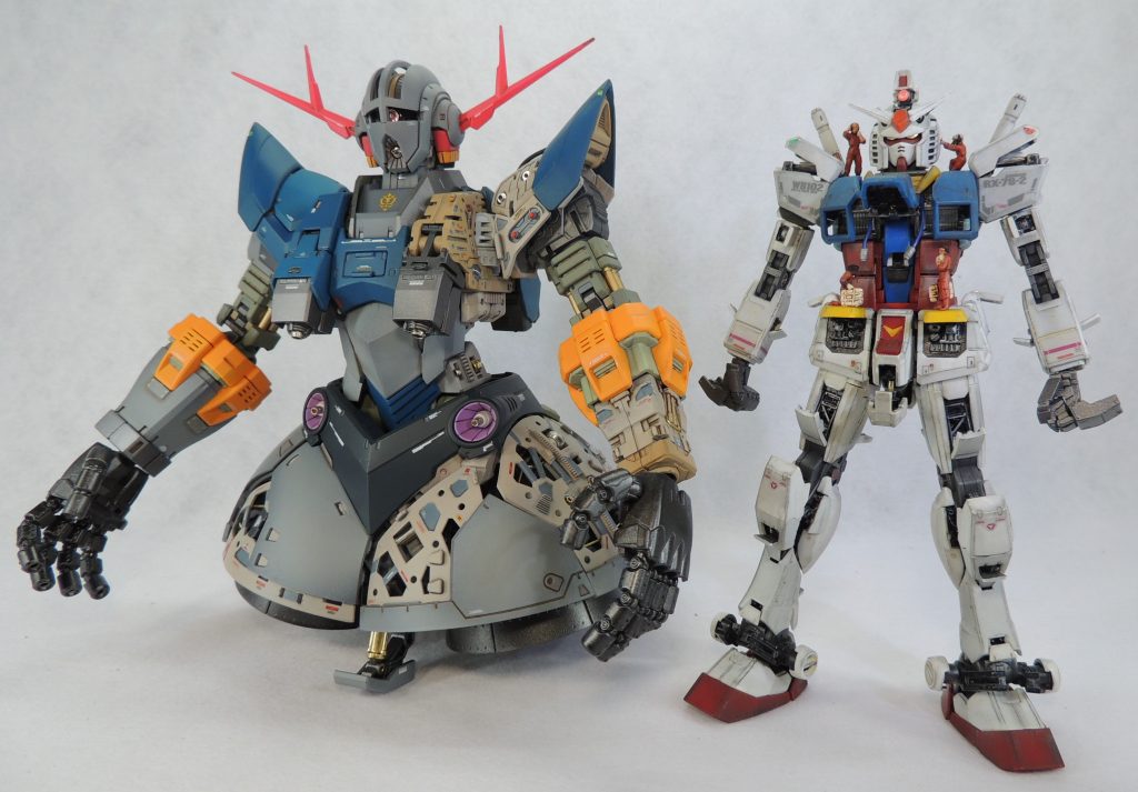 RGガンダムは、タイトル「マグネットコーティング」のジオラマで製作したフルハッチオープン版です(1/144の整備兵のフィギュアがそのまま乗っているのは御愛嬌)。2体同時に内部構造を眺めることができます。